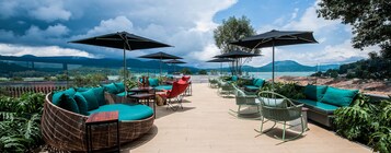 Una piscina al aire libre, sillones reclinables de piscina