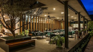 Daily cooked-to-order breakfast (MXN 350 per person)