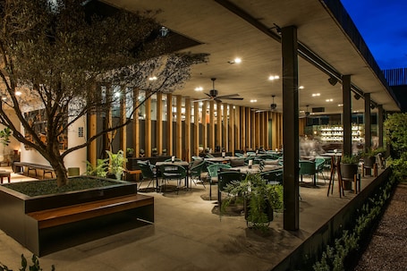 Daily cooked-to-order breakfast (MXN 350 per person)