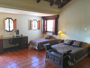 A bedroom with two beds, a desk, a chair, and a lamp. - Casita Santa Rosa (Antigua Guatemala)