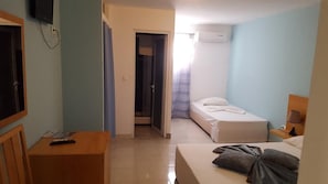 Dreibettzimmer | 1 Schlafzimmer, Bügeleisen/Bügelbrett, Zustellbetten, kostenloses WLAN