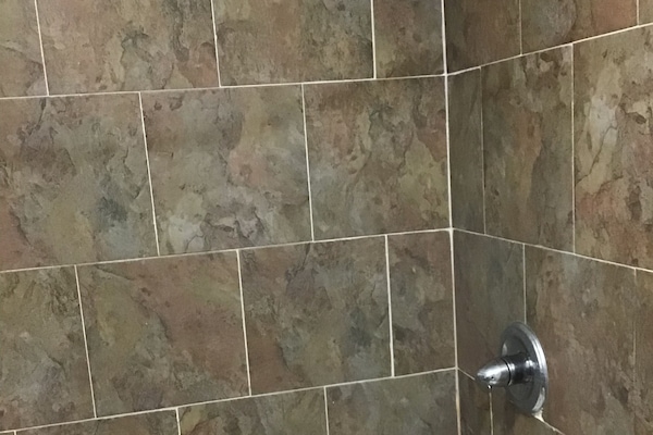 Room, 1 King Bed, Non Smoking | Bathroom | Free toiletries, towels