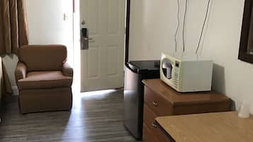 Habitació doble, 2 llits dobles, no fumadors | Sala d'estar | Televisor de pantalla plana