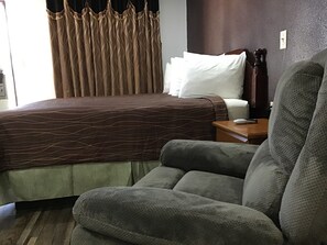Room, 1 King Bed, Non Smoking | Living area | Flat-screen TV - Western Motel (Alva)