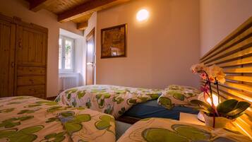 Camera doppia, 1 letto queen con divano letto, camere comunicanti | Una scrivania, insonorizzazione, Wi-Fi gratuito, lenzuola