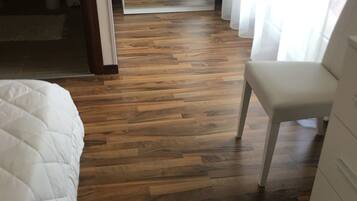 Double Room, Lake View | In-room safe, free WiFi, bed sheets