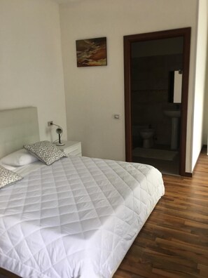 Zimmersafe, kostenloses WLAN, Bettwäsche