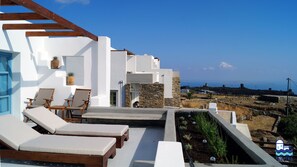 Deluxe Duplex, 3 Bedrooms, Sea Facing (Triantaros II) | Terrace/patio