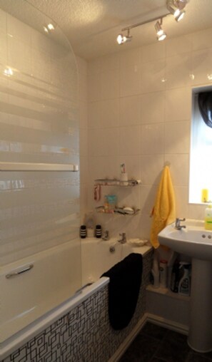 Phòng đơn Economy, 1 giường đôi | Phòng tắm | Vòi sen/bồn tắm kết hợp, khăn tắm 