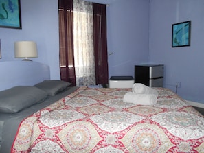 Standard Single Room | Soundproofing, bed sheets - Hoosville Hostel (Florida City)