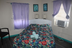 Standard Single Room | Soundproofing, bed sheets - Hoosville Hostel (Florida City)