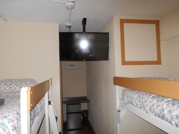 Library Room | 1 bedroom, soundproofing, bed sheets