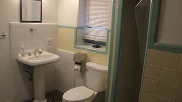 Eenvoudige slaapzaal | Badkamer | Een diep bad, handdoeken