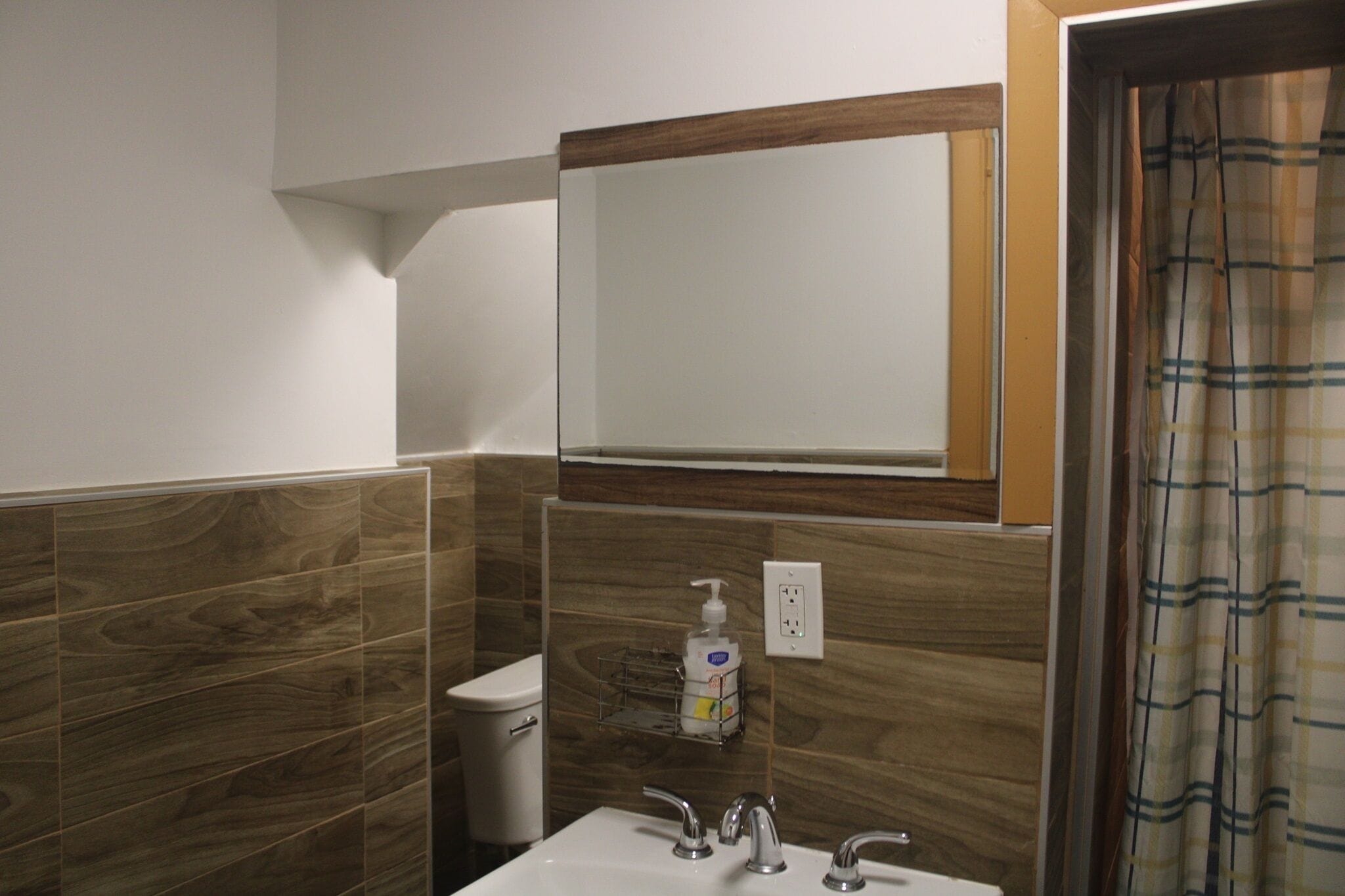 Library Room | Bathroom | Deep soaking tub, towels