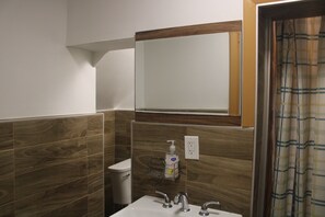 Library Room | Bathroom | Deep soaking tub, towels