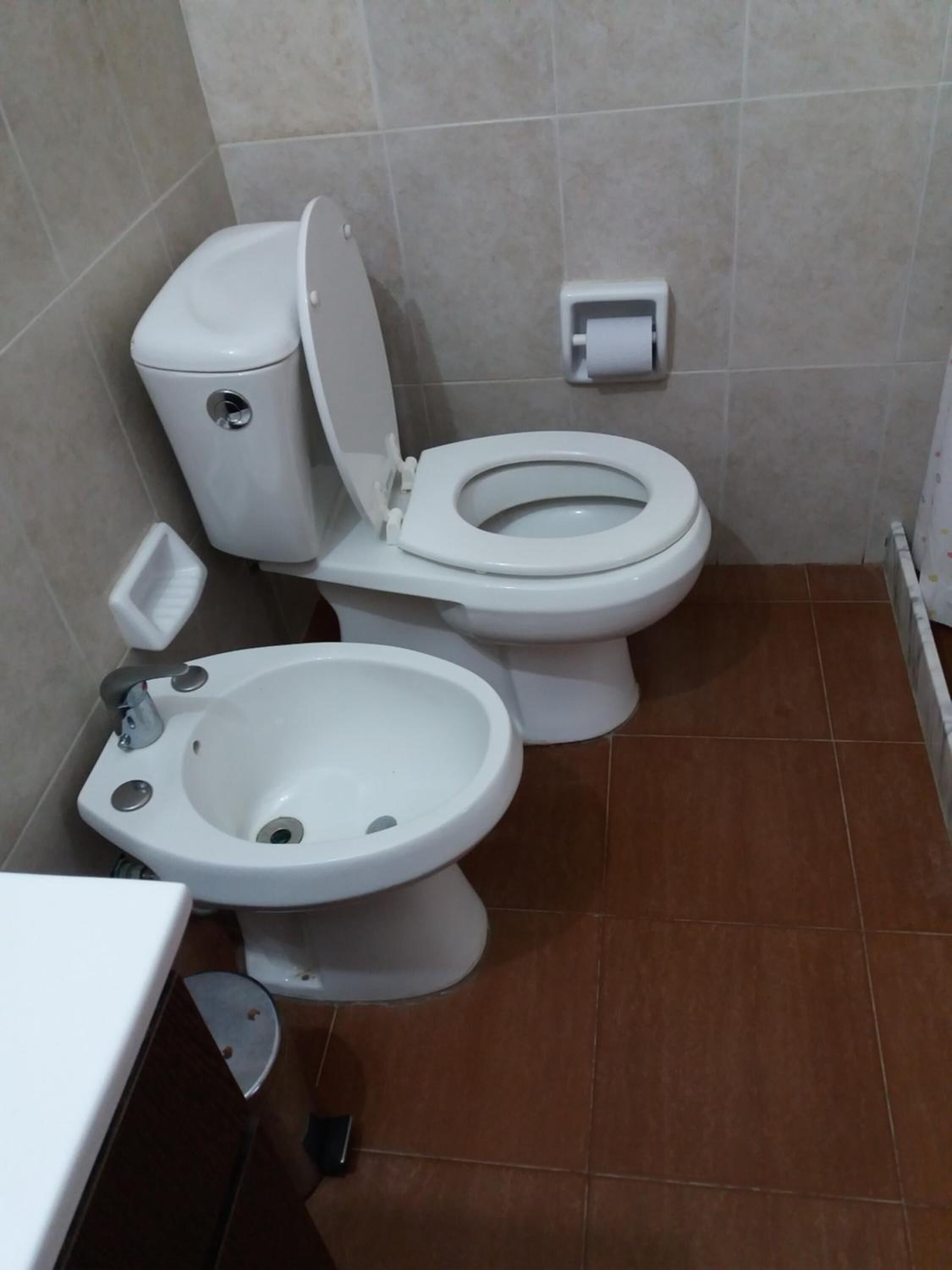 Ein Badezimmer mit Toilette, Bidet und Waschbecken.