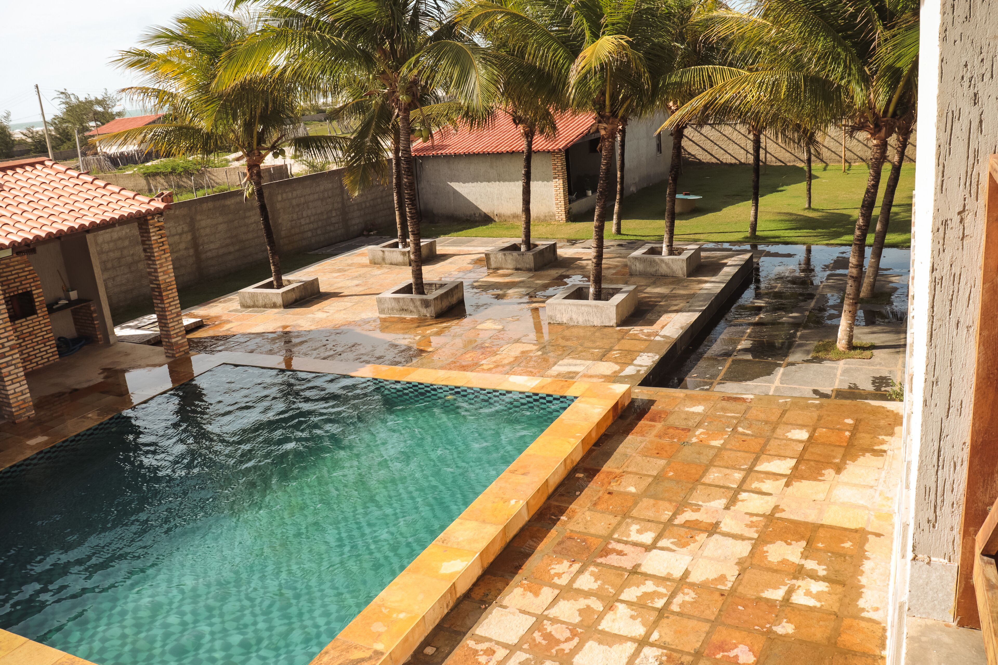 Una piscina al aire libre, sillones reclinables de piscina