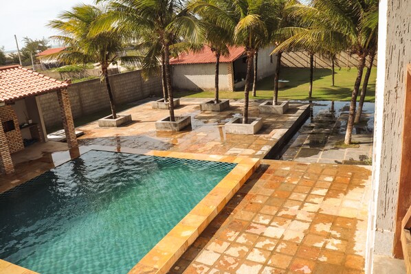 Piscine extérieure, chaises longues