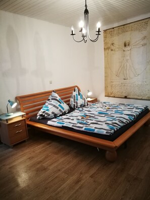 Apartment | 2 bedrooms, iron/ironing board, free WiFi, bed sheets