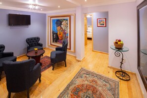 Premier Suite | Ruang tamu | 40 inci televisyen skrin rata dengan digital, TV, Netflix