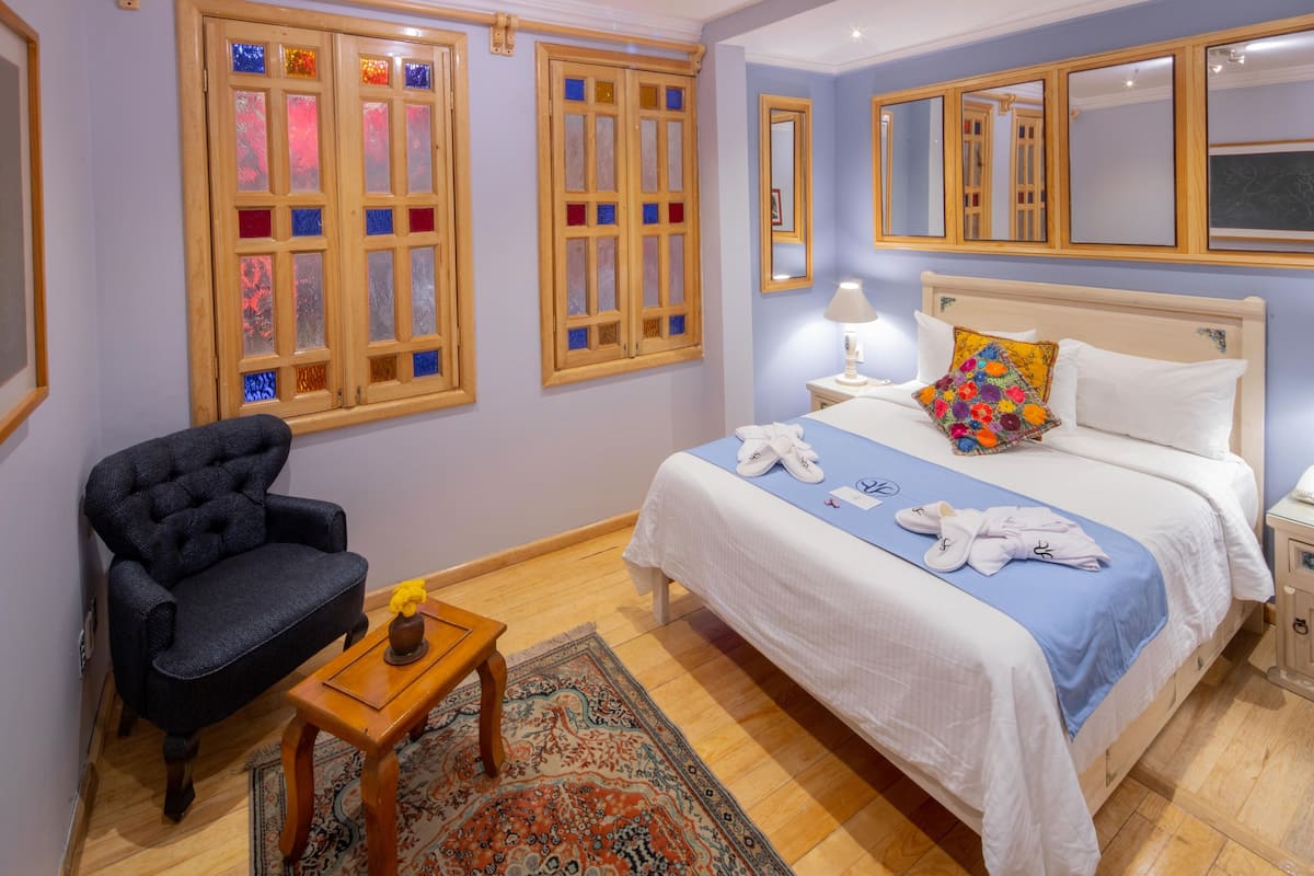 Edredons de pluma, frigobar, cofres nos quartos, cortinas blackout