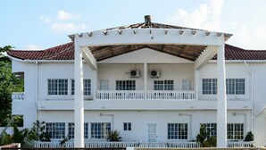 Property entrance - Sea Bell Resort Limited (Hope Bay)