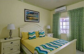 Queen Deluxe  | Blackout drapes, iron/ironing board, free WiFi, bed sheets - Sea Bell Resort Limited (Hope Bay)