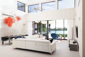 Televisión de pantalla plana, estéreo y impresora 