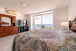 4 makuuhuonetta, tallelokero huoneessa, työpöytä, silitysrauta/-lauta