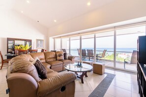 Älytelevisio, DVD-soitin, kirjoja, stereot