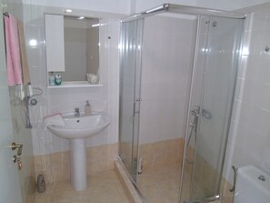 Casa, 2 habitaciones, para fumadores | Baño | Regadera, amenidades de baño gratuitas, secadora de cabello, toallas