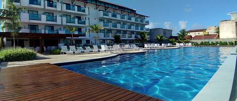 Una piscina al aire libre