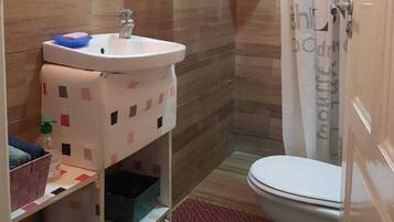 Familie huis, 2 slaapkamers | Badkamer | Een douche, gratis toiletartikelen, een haardroger, handdoeken