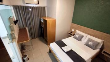 Caja de seguridad en la habitación y escritorio