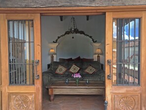 Room | Living area | TV - Casa Hermano Pedro (Antigua Guatemala)