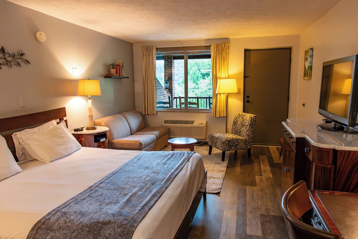 Suite, 1 cama King size y sofá cama, balcón, vista a la montaña | Ropa de cama de alta calidad, camas con efecto memoria y escritorio