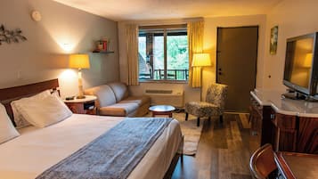 Suite, 1 cama de matrimonio grande con sofá cama, balcón, vistas a la montaña | Ropa de cama de alta calidad, colchones viscoelásticos, escritorio