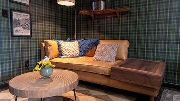 Habitación individual Deluxe, 1 cama King size, vista a la alberca | Área de sala de estar | Televisión de 43 pulgadas con canales por cable