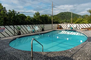 2 outdoor pools, open 8 AM to 10 PM, sun loungers - Townsend River Breeze Inn (Townsend)