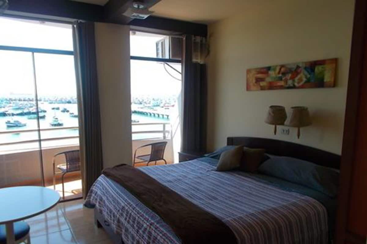 Quarto casal elite, 1 cama King, sacada, vista para a baía | Cofres nos quartos, escrivaninha, camas extras/dobráveis (sobretaxa)