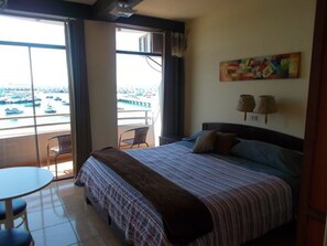 Kamar Double Elite, 1 Tempat Tidur King, balkon, pemandangan teluk | Brankas, meja kerja, tempat tidur lipat/tambahan, dan Wi-Fi gratis