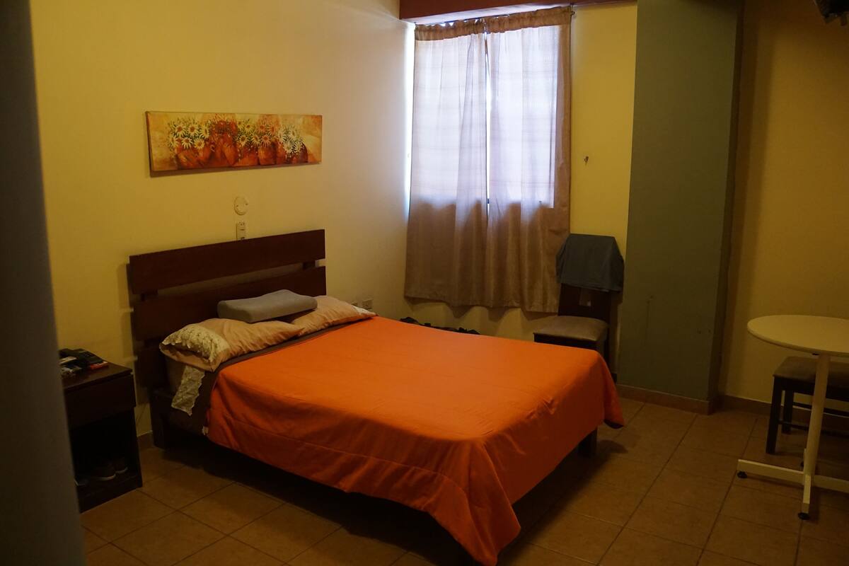 Quarto casal grand, banheiro privativo, vista para o pátio | Cofres nos quartos, escrivaninha, camas extras/dobráveis (sobretaxa)