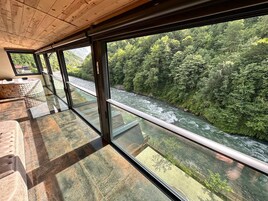 蜜月公寓式客房, 2 间卧室, 无烟房, 河景 | 私人厨房 | 冰箱、炉灶、茶具/咖啡用具、电热水壶