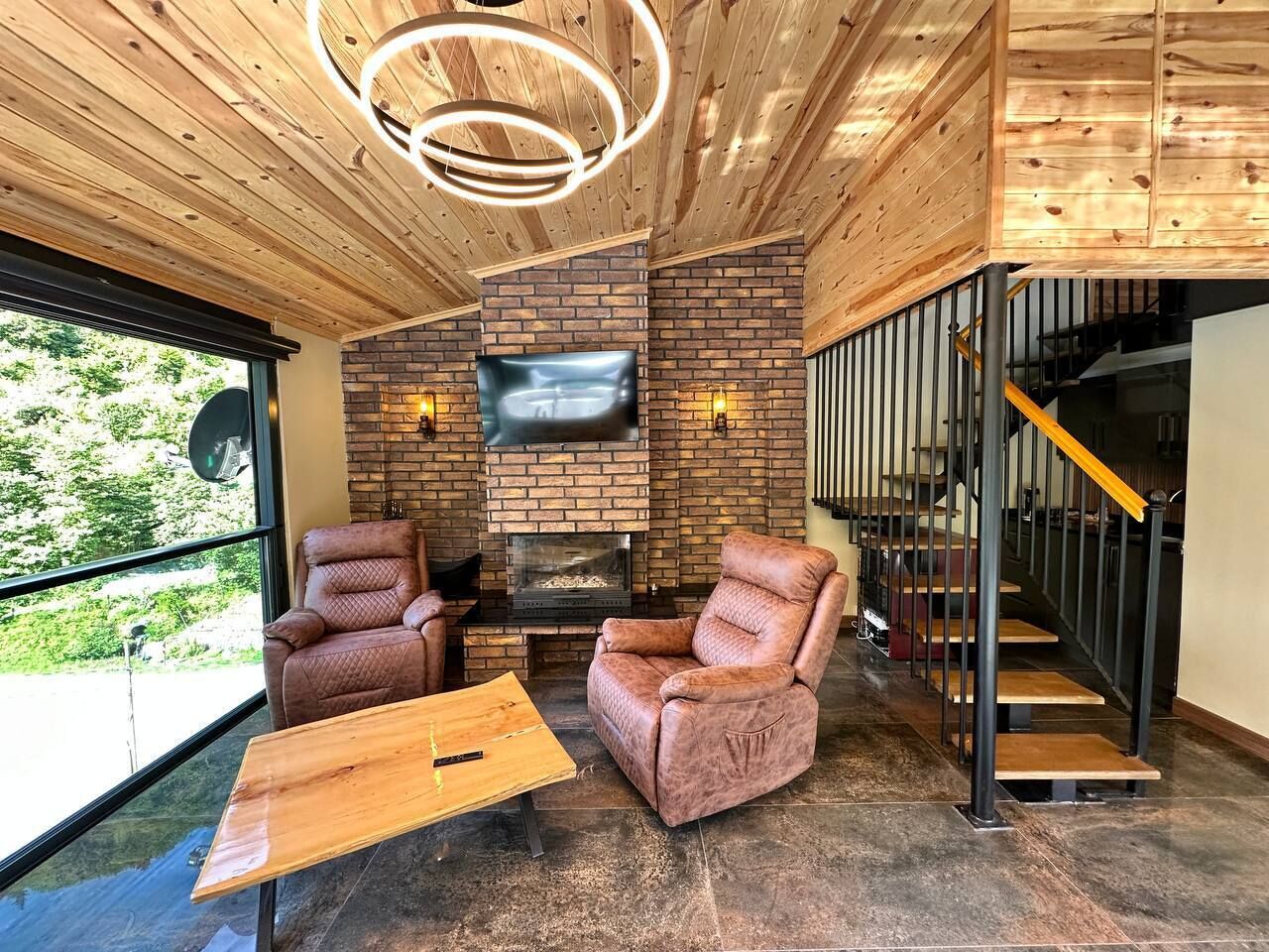 蜜月公寓式客房, 2 间卧室, 无烟房, 河景 | 起居区 | 液晶电视