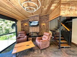 蜜月公寓式客房, 2 间卧室, 无烟房, 河景 | 起居区 | 液晶电视