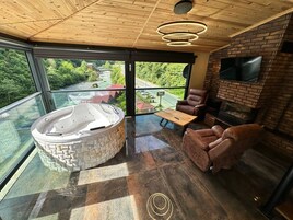 蜜月公寓式客房, 2 间卧室, 无烟房, 河景 | 起居区 | 液晶电视