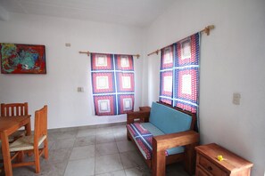 Estudio Confort, balcón | Área de sala de estar | Televisión de pantalla plana de 32 pulgadas con canales por cable 