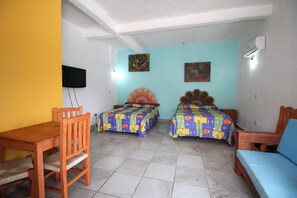 Estudio Confort, balcón | 1 habitación, escritorio, wifi gratis y ropa de cama 