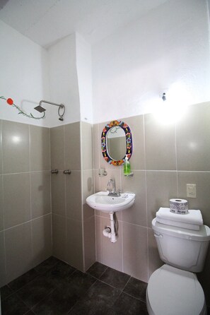 Studio Confort, balcon | Salle de bain | Douche, douche à « effet pluie », articles de toilette gratuits