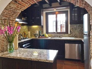 Fridge, microwave, oven, stovetop - Casa Del Centro (Antigua Guatemala)